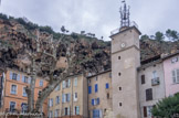 <center>Place de la mairie</center>Le campanile provençal est un élément d'architecture en ferronnerie destiné à embellir un carillon d'horloge publique au départ mécanique, qui unissait par un fil le mécanisme d'horlogerie à un moteur qui frappait la cloche chargée de sonner l'heure. C'est encore ce système qu'on utilise aujourd'hui électrifié en 1963.
La structure du campanile, ouverte en ferronnerie s'expliquait par sa meilleure résistance au mistral. Le campanile de Cotignac date de 1496.