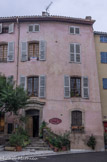 <center>Place de la mairie</center>Sur la place, subsistent encore des anciennes demeures des riches commerçants ou artisans, avec leur belles portes et deux fenêtres par étage, tandis que les moins aisés se contentaient d'une fenêtre.