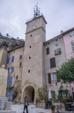 <center>Place de la mairie</center>Dès le XVIe siècle, il fut muni d'un cadran solaire. Il faut noter qu'au Moyen Age, les premiers cadrans solaires n'avaient pas de graduations indiquant les heures, seuls apparaissaient quatre traits qui indiquaient le début et la fin du travail des ouvriers sur le chantier, ainsi que la pause.