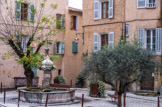 <center>Place de la mairie</center>Fontaine des 2 places.