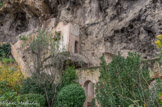 <center>Vieux village</center>Ruines du premier Hospice de la Charité installé ici en 1314 (?), et désaffecté en 1653. 0 gauche, escaliers de pierre et échelle métalliquei permettant d'accéder aux grottes.