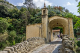 <center>Badalucco.</center> Le pont de Sainte-Lucie, construit en 1551, avec la chapelle caractéristique avec un clocher, construite sur la pile centrale. Devant la chapelle, un portique gracieux qui repose sur la la largeur du pont. La chapelle est datée 1605, et a été inaugurée le 15 Octobre 1606. A l'intérieur se trouve une statue de marbre de la sainte, réalisée par le sculpteur Gio Andrea Manni en 1716.