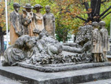 <center>Le Monument aux Morts </center>Rompant avec les canons traditionnels du soldat vainqueur, il représente un poilu, non pas victorieux mais étendu, mort, tandis qu'un groupe de femmes et d'enfants habillés en costume des années vingt, représentant les différentes couches sociales, assistent debout, les visages graves, à la douleur de la veuve.