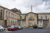 <center>L'ancien Palais Episcopal</center>A la suite de la prise de la ville par les protestants en 1573, la cité épiscopale est en grande partie dévastée : la cathédrale est partiellement saccagée, l'abbaye Saint-Sauveur et le palais épiscopal sont détruits. Après la restauration de la cathédrale par l'évêque Plantavit de la Pause en 1627, celui-ci fait construire une résidence à la sortie de la ville : Prémerlet. Mais à partir de 1667, Mgr de Harlay entreprend, d'après les plans de l'architecture Nicolas Desbièvres, connu à Pézenas à la fin du XVIIe siècle, la construction d'un nouveau palais à proximité de l'ancienne demeure des évêques, sur l'emplacement du rempart ouest de la cité épiscopale. Il est d'ailleurs possible que les matériaux utilisés pour la construction soient issus de récupérations des ruines des remparts, canourgues et de l'ancien palais. Les plans dressés en 1736 par Darles de Chambertin permettent d'appréhender l'organisation de l'édifice sous l'Ancien Régime. Le corps principal du bâtiment est achevé sous l'épiscopat de Georges de Souillac (évêque de Lodève de 1732 à 1750). En 1779, Henri de Fumel (évêque de 1750 à 1790) y adjoint une aile en retour afin d'y installer la bibliothèque diocésaine, ce qui donne à l'édifice son plan actuel en « L ». Après 1791, plus aucun évêque ne réside à Lodève. Depuis 1809, l'édifice est le siège de l'Hôtel de Ville.