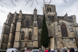 <center>La cathédrale Saint-Fulcran</center>Deux édifices religieux furent érigés préalablement sur le site de l'actuelle cathédrale. Le premier vers les Ve et VIe siècles (crypte en sous-sol), le deuxième, bâti par l'évêque Fulcran fut consacré en 975 à Saint Génies. L'actuelle cathédrale Saint-Fulcran, de type gothique languedocien, a été édifiée aux XIIe et XIVe siècles. D'abord dédiée à Saint Génies, elle est associée au nom de Saint-Fulcran depuis le XVe siècle.