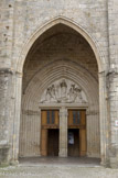 <center>La cathédrale Saint-Fulcran</center>L'entrée principale (sur le flanc nord de l'édifice) est encastrée sous un porche, dont les retombées se font sur des culots sculptés. Le superbe portail à trumeau, voussures et colonnettes a été restauré au XVIIe s.