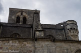 <center>La cathédrale Saint-Fulcran</center>La façade ouest est fortifiée, car elle était incluse dans le rempart de la ville : deux tours portent des échauguettes encorbellées, reliées par une galerie à mâchicoulis, qui communique avec le chemin de ronde de la nef.