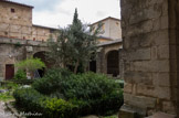 <center>Le cloître</center>Le cloître fut édifié aux XVe, XVIe et XVIIe siècles. Bâti au sud du chœur, il ne compte plus que trois galeries.