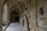 <center>Le cloître</center>Seule l'aile ouest a conservé ses voûtes d'origine.