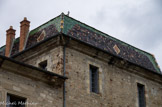 <center>L'ancien Palais Episcopal</center>La remarquable toiture mansardée
couverte de tuiles polychromes vernissées (à l'origine fabriquées à Saint-Jean-de-Fos).