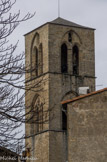 <center>Le clocher de la cathédrale</center>Le clocher est une tour de base presque carrée qui date du XIIIe siècle. Il est ouvert aux 2ème et 3ème étages par des baies jumelées surmontées d'oculus ou de statues (pour le 2ème étage). Relié à la façade occidentale par un pont encorbellé, il participait à la fortification de la cathédrale. Son premier étage servait de prison épiscopale.