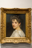 <center>Portrait de Gabrielle Cot</center>WILLIAM BOUGUEREAU (1825 1905). Huile sur toile, 1890. 
Il s'agit ici du portrait de Gabrielle Cot, fille du peintre Pierre-Auguste Cot (1837 -1883) et de Juliette Duret, fille du sculpteur Francisque-Joseph Duret (1804 -1865). Malgré les vingt ans d'écart qui les séparaient, le peintre Bouguereau et le sculpteur Duret étaient très étroitement liés ainsi que leurs ramilles, entraînées dans le sillage de cette amitié.
Le modèle ne pose pas. Tournée vers le peintre, comme arrêtée dans son mouvement, elle le regarde droit dans les yeux. La jeune femme connaît bien le peintre. Elle n'est donc pas intimidée et son regard est confiant et doux.
Le buste se détache sur un fond sombre et uni qui met en relief les tons crème et les aspects contrastés des tissus de sa robe où s'opposent le lustré du ruban de satin et le frisottis des dentelles. Aucun décor, aucun effet ne distrait l'observateur de sa rencontre avec cette jeune femme dont l'attitude est naturelle et l'expression dégagée. L'extrême précision du dessin, l'aspect lisse de la peinture et la sobriété du coloris dont est absente toute couleur franche, rapprochent cette représentation de l'art de la photographie.