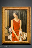 <center>Portrait de Mary Louise McBride (Mme Homer Saint-Gaudens)</center>Louis Buisseret (1888-1956). Huile sur toile, 1929.
Louis Buisseret se livre généralement à des représentations limitées à deux ou trois personnages, dans lesquelles le mouvement s'annihile complètement devant le rendu de l'intériorité. En 1911, le peintre obtient le prix de Rome qui lui permet de se rendre en Italie. Il est alors fortement impressionné par la peinture de Piero della Francesca et s'attache à atteindre « l'Absolue harmonie » qu'il décèle dans l'œuvre du peintre italien. L'ordonnance équilibrée de la composition et sa sobriété, qu'il travaille particulièrement dans les portraits, contribuent à créer dans ses toiles une atmosphère grave et dépouillée, Buisseret parle lui-même de « l'immatérielle poésie qui enveloppe les choses ». Le peintre opère dans les années 1920-1930 à un retour au réel, ici encore empreint de la période Art Déco, au travers de la coiffure du personnage.