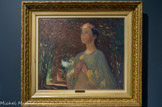 <center>Jeune fille sous une voûte ombragée</center>HENRI MARTIN (1860-1943). Huile sur toile
Ce tableau est parfaitement représentatif de la veine symboliste qui nourrit l'inspiration d'Henri Martin pendant les années 1890. Comme son ami Aman-Jean, il partage un temps les idées du Char Peladan et expose dans les Salons Rose-Croix en 1892 et 1893. Il peint alors des compositions ambitieuses, A chacun sa chimère (1891), L'homme entre le vice et la vertu (1892), Vers l'abîme (1897), mais aussi nombre de jeunes filles, muses angéliques, de femmes tentatrices et fatales. Ce type de vision rêvée servi par une touche divisée, jugée éminemment moderne, voire scandaleuse pour certains, eut un écho favorable chez les collectionneurs. Avec ce genre de création Henri Martin montrait qu'il comptait parmi les peintres symbolistes les plus remarquables.