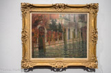 <center>Le Palais blanc. Automne. Venise</center>HENRI EUGÈNE AUGUSTIN LE SIDANER, (1862-1919). Huile sur toile, 1907.
En 1892, Henri Le Sidaner se rend en Italie et visite Florence, où il copie la Vierge de l'Annonciation de Fra Angelico, puis Venise, où il préfère aux beautés de l'Académie celles de la lagune. En 1905, durant l'hiver, il revient à Venise et en rapporte plusieurs toiles remarquées au Salon de la Société Nationale des Beaux-Arts de 1906 - dont cinq sont réunies» sous le titre générique Venise (du crépuscule à la nuit)-et dans une exposition particulière de la Goupil Gallery de Londres. Devant un tel succès, il présente d'autres vues de Venise à Paris et à Londres en 1907, dont ce Palais blanc.
Aux noms des palais que les artistes ont souvent cités, Le Sidaner préfère des dénominations plus allusives, Palais gris en 1906 ou Palais rouge en 1907, conservant une part de mystère à ces innombrables constructions que Venise n'offre qu'aux curieux et aux artistes et qu'elle ne révélera pas à Monet, par exemple, lors de son voyage de 1908, l'artiste se limitant au Grand Canal et aux vues générales.