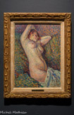 <center>Femme nue aux bras derrière la tête</center>MAXIMILIEN LUCE, (1858-1941). Huile sur toile, 1890.
Introduit par Signac au sein du groupe des artistes néo-impressionnistes, Maximilien Luce adopte les principes esthétiques de Seurat mais se permet rapidement certaines libertés avec les principes de Seurat. Il ne limite pas sa pratique aux points de couleur pure, usant, comme ici, dans ce nu inspiré des représentations mythologiques de la Renaissance - tel, par exemple, le Jupiter et Antiope du Corrège qu'il avait pu voir au Louvre, mais revu à l'aune du naturalisme contemporain - de juxtapositions colorées qui n'ont plus rien à voir avec le Cercle chromatique de Chevreul, et qui sont posées sous forme de touches de taille et d'orientation différentes, qui n'hésitent pas à se chevaucher.