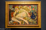 <center>Catherine nue, allongée sur une peau de panthère</center>SUZANNE VALADON, (1867-1938). Huile sur toile, 1923
C’est en 1914 avec la rencontre d'Utter, que Suzanne abandonne le dessin pour ne garder que les pinceaux. Autodidacte, elle observe ton environnement domestique sans à priori, loin des idéaux. Elle peint ce qu'elle voit, ni plus ni moins. Valadon n'hésite pas à déshabiller ses congénères, elle fait peu de cas de leur apparence physique, tant elle demeure indifférente aux préoccupations esthétisantes dont les Salons continuent à perpétuer la tradition séculaire, exaltant une nudité féminine toute entière tournée vers la séduction. Au contraire, louant de la sauvagerie et des poses suggestives, les nus de Suzanne Valadon sont ceux d'une femme affranchie. Ancienne muse des peintres, désormais décomplexée par le corps de la femme, elle l'affiche dans Catherine allongée nue sur une peau de Panthère, de façon crue et provocante. De son expérience de modèle naîtra une peinture libre, dégagée du formatage pesant du regard masculin, dont les couleurs vibrantes et la vigueur du trait sont l'apanage d'une personnalité