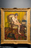 <center>La femme enfilant son bas (Suzanne Valadon)</center>EDMOND HEUZÉ (1884-1967). Huile sur toile, 1912.
C'est en ramenant  un jour chez lui Utrillo en état d’ivresse que Heuzé et Utter rencontrent la terrible Suzanne Valadon. Le destin des deux copains prend d’un coup un tournant radical.. L'offre qu’elle fait à Utter de poser en modèle déclenche une série d’événements qui aboutissent au divorce de Valadon et à l’installation d’Utter chez elle au titre d'amant.
En 1912, Heuzé est un habitué de la maison» et son désir de se présenter au salon des indépendants trouve un solide soutien dans ce milieu d'amis. Quoi de plus ambitieux alors que de faire poser pour son œuvre celle qui fut source d’inspiration pour des maîtres comme Renoir, Puvis de Chavannes, Degas ou Lautrec*
La femme enfilant son bas fut admis au salon de 1913 et constitua pour ainsi dire un début prophétique pour la carrière de cet artiste qui en 1951 devint professeur de portrait à l’École Nationale Supérieure des Beaux-Arts de Paris.