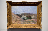 <center>Vue des hauteurs de Saint-Mammès,  effet de printemps</center>ALFRED SISLEY (1839-1899). Huile sur toile, 1880
Alfred Sisley, après avoir été influencé par Corot et Daubigny, travailla en plein air, suivant les conseils de Monet qui l'enrôla dès 1874 dans l'aventure impressionniste. Le peintre reste fidèle à la touche fragmentée et nettement visible de l'impressionnisme mais il renouvelle ses cadrages en recourant à des points de vue inhabituels et en disposant savamment les éléments dans l'espace. Ainsi, dans cette Vue des hauteurs de Saint-Mammès, effet de printemps pose-t-il son chevalet à mi-pente d'une colline qui ondule au premier plan et ne révèle-t-il qu'une partie des pentes proches, projetant le regard en contrebas, vers le lointain. Afin de lier les différentes parties, il installe un pommier en fleurs et un arbre élancé et dépouillé, dont on ne voit pas les bases, dans l'axe médian vertical de la composition. Ces éléments mènent le regard vers le village, posé, lui, sur l'axe médian horizontal, avant de céder l'espace aux champs et, au loin, au ciel.