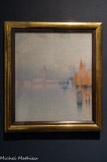 <center>Venise</center>LUCIEN LEVY-DHURMER. Pastel sur papier, ca. 1900
Lévy-Dhurmer intègre, en 1879, l'école communale de dessin et de sculpture de la rue Bréguet, à Paris. Cette formation lui permet de devenir bientôt peintre d'ornements à la Manufacture de faïences d'art de Clément Massier à Golfe-Juan et d'exposer au Salon des porcelaines décorées à partir de 1882. Mais Lévy-Dhurmer ne souhaite pas se cantonner aux ans décoratifs et suit l'enseignement de Raphaël Collin, vers 1886, puis visite les musées et voyage en Italie où il prend conscience de ses affinités avec l'art classique italien. Il lui rend hommage dès sa première exposition personnelle à la galerie Georges Petit du 15 janvier au 15 février 1896.
Comme un manifeste de son attachement au pastel, il fait figurer en tête du catalogue de cette exposition les œuvres réalisées dans cette technique. La critique salue ses œuvres qui traitent brillamment de sujets idéalistes et symbolistes d'où émane un sentiment de mystère que l'on retrouve dans cette vision d'une Venise en sursis, noyée dans une brume qui n'éteint cependant pas le flamboiement des voiles orangées disposées près du bord droit. Les représentations de la Cité des Doges exposées par Lévy-Dhurmer datent pour la plupart du début de sa carrière, autour de 1900, aussi paraît-il possible de dater de cette période ce subtil pastel dont il faut souligner les liens avec certains paysages vénitiens de Monet tel le San Giorgio Maggiore (Indianapolis Muséum of Art), de 1908, d'une composition très proche