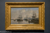 <center>Bordeaux, le port</center>EUGÈNE BOUDIN (1824-1898). Huile sur toile, 1874
Issu d'une famille normande modeste, Eugène Boudin devient papetier au Havre en 1844 avant d'embrasser la carrière de peintre. Autodidacte, il copie des maîtres hollandais et vénitiens et peint d'abord sa Normandie natale. Boudin est connu pour ses scènes de plage, ses paysages et ses marines dans lesquelles il s'attache à rendre les effets atmosphériques. Celui que Corot nomme « le roi des ciels » - titre que Monet lui attribue toujours dans les années 20- transcrit à la perfection ses effets lumineux variés et fugitifs.
En 1873-74, Boudin se rend à Bordeaux, à la demande de deux collectionneurs. Il note dans son journal intime que l'activité commerciale des ports annihile toute la poésie et le calme de ces bords de mer. Celui qui ne travaille que d'après nature représente ici de grands voiliers sur un ciel plutôt calme, même s'il n'est pas dégagé de nuages. Les navires sombres se dégagent sur une harmonie de gris et de bleu qui composent le ciel et la mer où ils se reflètent.