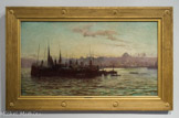 <center>Constantinople.</center>FREDERICK DAVENPORT BATES (1867-1930). Huile sur toile.
En 1889, Bates qui est natif de Manchester, est à Paris et s’inscrit à l’académie Julian, où il suit les cours de William-Adolphe Bourguereau et d’Henri-Lucien Doucet. Mais, très vite, il quitte la France pour la Belgique où il reçoit les conseils d’Albrecht de Vriendt et de Pierre-Jean Van der Ouderaa. Artiste désormais reconnu, il embarque avec le journaliste John Foster Fraser pour un périple qui le mène vers l’Est de l’Europe, au Moyen-Orient ainsi qu’en Afrique du Nord et jusqu’en Afrique Noire.
Dans cette impressionnantes vue de Constantinople, peinte durant la décennie 1890, où les toits et les minarets des mosquées se devinent dans la brume de l’arrière-plan, la composition est savante : les plans s’échelonnent de gauche à droite, le groupe des bateaux du premier plan menant le regard vers la masse de la ville au fond. L’ensemble est traité dans des couleurs raffinées qui n’hésitent pas devant certaines audaces chromatiques, tels ces rehauts d’un bleu-vert acide qui frangent les vagues.