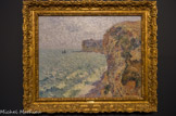 <center>Les falaises de Grainval près de Fécamp</center>GUSTAVE LOISEAU (1865-1935). Huile sur toile, 1902
Situées entre Fécamp et Etretat, les falaises de Grainval attirent de nombreux artistes. Claude Monet, dont le frère a une maison dans les environs, s'installe chez un pêcheur en 1881 et peint vingt-deux toiles de Fécamp, Grainval, et des alentours immédiats. C'est aussi le berceau des amours d'Eugène Manet et de Berthe Morisot.
Connu essentiellement pour ses vues de Bretagne, de Normandie et d'Ile-de-France, Loiseau est un paysagiste passionné par la nature, dans la mouvance du post-impressionnisme. Ici, avec une touche épaisse et tournoyante, il peint les falaises de Grainval. L'écume blanche des vagues se cassant sur les rochers éclaire la masse sombre de la falaise. Avec une pâte ondoyante, il montre les mouvements des vaguelettes de la mer, ceux des herbes, et la roche inégale de la muraille. Loiseau disait « je travaille dans mon petit coin, comme je peux, et m'essaye à traduire de mon mieux l'impression que je reçois de la nature... C'est mon instinct seul qui me guide et je suis fier de ne ressembler à personne ».