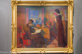 <center>La lecture, Intimité</center>LÉON DE SMET (1881-1966). Huile sur toile, 1913
Les deux œuvres présentées à Lodève datent de la période où Léon de Smet réside sur les rives de la Lys. Il y reste jusqu'en 1913. Le peintre travaille dans la mouvance du luminisme que Claus instaure dans la région gantoise en observant et reproduisant la lumière du jour. Cet impressionnisme tardif connu sous le nom de luminisme y est particulièrement développé.
Dans ses scènes d'intérieur, de Smet montre le meilleur de son art. À l'apogée de sa période pointilliste, il peint La lecture-Intimité. Cette technique le rapproche de Théo Van Rysselberghe (1862-1926). Les couleurs féeriques, le raffinement, la douceur chromatique, les dimensions colossales confèrent à l'œuvre une atmosphère particulière. Une chaleureuse lumière baigne la scène.