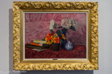 <center>Roses et capucines ou Fleurs et livres</center>FELIX EDOUARD VALLOTON (1865-1925). Huile sur toile, 1919
La nature morte occupe une place importante dans la carrière de Vallotton. L'année de la création de Roses et capucines, le peintre s'en explique dans son Journal : « [...] l'objet m'intéresse avant tout, il me semble que ce retour sera salutaire et d'un antidote certain à tant d'erreurs dont souffre dans l'art d'à présent [...] Pourquoi si quatre capucines m'émeuvent, ou un œuf, voudrai-je retirer à cet œuf ou à ces capucines leur rôle primordial d'être, et tenterai-je des transpositions compliquées qui quoi que je fasse me conduiront toujours en dehors et à côté du sujet ? »