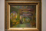 <center>Intérieur du pavillon chinois à Laeken</center>LÉON DE SMET (1881-1966). Huile sur toile, 1911
Léon de Smet peint Intérieur de pavillon chinois à Laeken en 1911, soit un an après son ouverture. C'est au Nord de Bruxelles dans sa propriété que le roi Léopold II (1835-1909) commande à l'architecte parisien Alexandre Marcel (1860-1928) cet édifice. En premier lieu, ce dernier reconstruit la Tour Japonaise exécutée pour l'Exposition Universelle de Paris de 1900. Elle est inaugurée en 1905. La construction du pavillon chinois prend dix ans, elle se termine donc après la mort du roi. Il est orné de décorations intérieures construites à Shanghai dans l'orphelinat de T'ou Se We, tenu par des Jésuites. C'est là que le petit Tchang, du Lotus Bleu, ami d’Hergé, est placé.
Le restaurant prévu à l'origine à l'intérieur de ce pavillon ne voit jamais le jour. II est immédiatement transformé en une galerie d'expositions valorisant le commerce avec l'Extrême Orient, ce que de Smet reproduit à merveille en montrant les vitrines d'exposition. II est également vigilant à montrer les revêtements polychromes en pâtes de verre de Jacques Galland, et des grès flammés d'Emile Muller, hymnes à la culture asiatique.