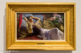 <center>Odalisque allongée</center>FERDINAND MAX BREDT (1860-1921). Huile sur toile
Né à Leipzig, Max Bredt étudie à Stuttgart et à Munich. Des voyages en Grèce, Turquie et Tunisie lui fournissent matière à de nombreux tableaux orientalistes. Il s'agit d'un des peintres orientalistes les plus signifiants du XIXe siècle. Le thème de l'Odalisque est particulièrement prisé par les peintres du XIXe (Delacroix, Ingres...) et trouve un prolongement au XXxe siècle au travers notamment des nombreuses odalisques de Matisse. Dérivé « d'oda », le mot odalisque signifie une pièce ou chambre. Il s'agissait en réalité d'une esclave, vierge la plupart du temps, au service d'un harem. Le harem constituait, dans les fantasmes occidentaux, des lieux d'hédonisme et de passions effrénées, dont les odalisques étaient représentées comme des créatures alanguies repues de plaisirs sensuels, généralement montrées nues ou légèrement vêtues.