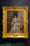 <center>Portrait de la Princesse Hélène de Caraman-Chimay</center>PIERRE BONNARD, (1867-1947). Huile sur toile, 1929
En collaborant avec Thadée Natanson, directeur de La Revue Blanche, Pierre Bonnard devient également l'ami de sa célèbre épouse d'origine polonaise, Misia Godebski, muse du groupe des Nabis et intime de la famille de Caraman-Chimay. Née Hélène de Brancovan (1878-1929), Hélène de Caraman-Chimay épouse le 24 août 1898 Alexandre de Riquet, Prince de Caraman-Chimay. Elle est la sœur de l'égérie de Proust, Anna de Noailles.
Même s'il préfère travailler dans son atelier, Bonnard se rend chez la princesse avenue Henri Martin à Paris. Le modèle est dans son intérieur, entouré de ses objets familiers. Les couleurs pastel s'accordent et se répondent pour transmettre une impression visuelle générale de bien-être et de sérénité. Le paravent, la bergère et le sofa aux lignes verticales roses, bleues et jaunes, contribuent, comme les boiseries bleues, à l'équilibre de la scène. Seule la bergère Louis XVI et le guéridon marqueté apportent quelques courbes à la scène. La robe en soie dans des camaïeux de gris bleutés est rehaussée par un jabot de dentelles et un collier de perles blanches qui éclairent le visage mélancolique de la princesse. Sa main gauche nonchalamment posée sur son genou se trouve au centre de la composition.