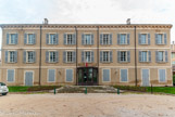 <center></center><center>Beaumes-de-Venise. </center> Un château devenu Hôtel de Ville. Cette bâtisse, située en dehors des remparts, a été édifiée par une famille de seigneurs du village, les Fortia de Pilles. La famille Gaudemaris, installée à Beaumes au début XVIIe siècle et anoblie en 1775, rachète les biens des ducs de Fortia de Pilles après la Révolution et devient donc propriétaire de cette bâtisse. Celle-ci devint un hôtel au XXe siècle et abrite aujourd'hui l'Hôtel de Ville.