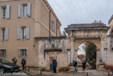 <center></center><center>Beaumes-de-Venise. </center> Un château devenu Hôtel de Ville. Contrairement à beaucoup de communes, les armoiries de Beaumes-de-Venise ne reprennent pas celles des anciens seigneurs du village. Depuis le XIVe siècle, elles sont à trois taus d'or et représenteraient les trois groupes chrétiens qui ont formé le village : à Saint-Véran. Beaumes et Aubune. Le tau est une figure héraldique, appelée aussi croix antique, dont le bras supérieur est manquant.