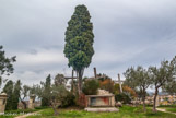 <center></center><center>Malaucène. </center> Le calvaire de Malaucène. Cette colline de safre, qui surmonte le village et lui a donné son nom, est plantée de trois croix faisant mémoire de la crucifixion du Christ, entre les deux larrons, sur la butte du Golgotha (mot hébreu qui signifié crâne) à Jérusalem. Dans le monde romain, le supplice de la croix est le sort réservé aux esclaves et aux rebelles. La tradition religieuse veut que le Christ ait été crucifié au-dessus du crâne (du latin calvaria) d'Adam, le premier homme, rachetant ainsi par sa mort le péché originel.