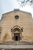 <center></center><center>Malaucène. </center> La façade principale, à l'ouest, présente des traces de la corniche d'origine, l'ensemble est surmonté par des mâchicoulis du XVe s, l'oculus est décorée d'une rosace polygonale probablement refaite en 1653.