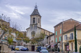 <center></center><center>Beaumes-de-Venise. </center> Eglise saint Nazaire. Le cours. En 1754, le Conseil de Beaumes décide de paver les rues ainsi que le parvis de l'église. A cette occasion, le fossé entre les deux portes des remparts du bas du village est comblé. Le terrain est égalisé afin qu'il soit de plain-pied jusqu'à l'église. Le mur de soutien et le parapet, quant à eux, sont mis en place au début du XIXe siècle. En 1812, un réverbère, alimenté à l'huile d'olive, est installé.
Des mûriers étaient plantés depuis 1738. En effet, la feuille de cet arbre permet de nourrir le ver à soie dont l'élevage était très important en Comtat Venaissin. Ils sont remplacés par des platanes en 1813.