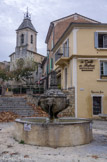 <center></center><center>Beaumes-de-Venise. </center> Cette fontaine est construite sur cette placette lorsqu'un captage de la source de Notre-Dame d'Aubune est mis en service en 1639.