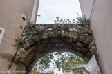 <center></center><center>Beaumes-de-Venise. </center> Porte de la Tourve (tour) en safre. Le safre est une molasse calcaire.