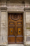 <center></center><center>Malaucène. </center> L'ancien hôtel de ville. Construit en 1741, il a remplacé l'ancienne maison consulaire, qui se trouvait un peu plus haut dans la Grand-Rue, entre la chapelle N.-D. de la Place et la rue des Trois Visages. Il a donc été le siège de la mairie de 1741 à 1966, en même temps qu'il servit de «boutique» pour le poids des grains et farines, de grenier à grains communal et de dépôt d'armes. Il a également abrité l'école et, à la fin du XIXème siècle, la prison.