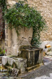 <center></center><center>Malaucène. </center> Fontaine de la République. Cette fontaine (anciennement « fontaine des Trois Visages ») date de 1849 ; supprimée en 1955, elle a été restaurée en 1995 à l'initiative de l'association « Art et Patrimoine Malaucéniens » avec la participation financière des gens du village. Ces « trois visages » sont ceux d'un chapiteau roman, utilisé en remploi dans la rue du même nom.