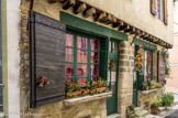 <center></center><center>Malaucène. </center> La fontaine est adossée à une ancienne maison à encorbellement qui est un bon exemple de ce que furent jadis les boutiques de cette rue commerçante.