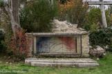 <center></center><center>Malaucène. </center> Le calvaire de Malaucène. La Mise au tombeau. Les couleurs bleu et rouge font allusion à l'eau et au sang s'écoulant, tels des rayons lumineux, du cœur de Jésus-Christ.