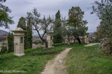 <center></center><center>Malaucène. </center> Le calvaire de Malaucène. Le chemin de croix, commémoration de la Passion du Christ. Le circuit des oratoires, financé par des familles malaucéniennes au XIXe siècle, se pratique dans le sens inverse des aiguilles d'une montre depuis la porte d'entrée du calvaire. C'est à l'initiative de l'association des Amis du Vieux Village que l'artiste plasticien Luc Ta-Van-Thinh a réalisé, entre 2007 et 2009, l'ensemble des céramiques.