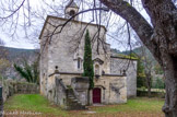 <center></center><center>Chapelle Notre-Dame du Groseau. </center> La présence d’une abbaye en ce lieu n’est pas fortuite. Dès les temps préhistoriques, une source aussi abondante que celle du Groseau a dû être à l’origine d’un culte rendu aux divinités de la terre et de l’eau. Une stèle votive gallo-grecque témoigne de ces croyances païennes. Autour de la chapelle existait jadis une abbaye, fondée une première fois au VIIe siècle, une deuxième pour XIe siècle. Le premier pape d’Avignon, Clément V (1305 – 1314), y séjourna souvent et y fit même construire un palais.
Dans cet ensemble, abandonné par les moines au XVe siècle, voué ensuite à la ruine, puis arasé peu de temps avant la révolution, il ne reste que la chapelle, ou plutôt les deux chapelles accolées : la 