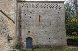 <center></center><center>Chapelle Notre-Dame du Groseau. </center> À droite, la plus petite, dite de Saint Jean-Baptiste, est du XIe siècle ; mais elle fut remaniée au XIIe siècle (en témoigne l’absidiole, que l’on doit sans doute à l’atelier qui construisit la chapelle Saint-Quenin à Vaison-la-Romaine). Les parties basses sont les plus anciennes de l'ensemble.