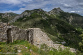 <center>Sainte-Agnès</center>De nombreuses meurtrières, disposées à la base du mur (qui était bien plus élevé), sont du XIVe s. Ces meurtrières sont à tir plongeant, afin de pouvoir battre le pied des murailles.
D'autre part, deux d'entre elles, dissymétriques, sont à tir oblique pour viser le chemin d'accès.