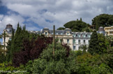 <center>Menton. Ancien hôtel Alexandra.</center>Architecte en chef des Palais nationaux, Auguste Rives construit l’hôtel Alexandra, magnifique établissement couronné de clochetons. Cet établissement est le lieu incontournable de l’aristocratie russe.