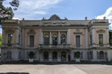 <center>Menton. Palais Carnoles.</center>Un acte de 1177 nous apprend que le comte Othon de Vintimille échange avec l'abbaye de Lérins en présence de Béraldus, prieur de Sainte-Marie de Carnolès, sa propriété de Cluses jusqu'à Garavan avec des biens que les moines possèdent à Albenga. Cet échange est confirmé en 1182 par une bulle du pape Lucius III qui précise que le prieuré appartient au chapitre aux chanoines de Vintimille. Le prieuré de Carnolès a dû être fondé à la fin du XIe siècle.
Sur un terrain acheté aux moines de Lérins en 1717, le prince Antoine 1er de Monaco décide de construire un palais au caractère de Trianon entouré de vergers. La tradition veut que les plans du trianon rapportés de Paris par le prince auraient été faits par Robert de Cotte et Jacques Gabriel. Le palais a été décoré par des peintres mentonnais : Bressan, Puppo et les frères Vento.
Le kiosque du palais Carnolès est une construction baroque de plan hexagonal couronné d'une calotte de tuiles. Le premier niveau est sobre. Le second a adopté un ordre de pilastres jumelés variante de l'ordre cariatide génois. En haut, blason des Grimaldi