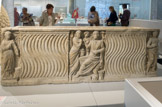 <center>Sarcophage à strigiles et trois panneaux figurant le défunt accompagné de Muses</center>Cathédrale de la Vieille Major, XVIIe siècle Seconde moitié du IIIe siècle apr. J.-C. Marbre
Découvert près de la cathédrale, il fut employé par Pierre Puget pour servir de fonts baptismaux dans la Vieille Major.